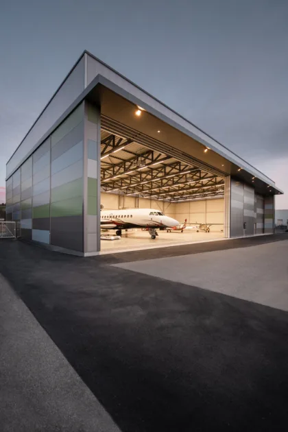 Neubau hangar belp aussenansicht jet beleuchtet