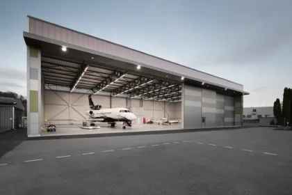 Neubau hangar belp aussenansicht jet parkiert